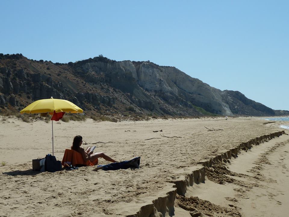 naturista sulla spiaggia di Torre Salsa in Sicilia